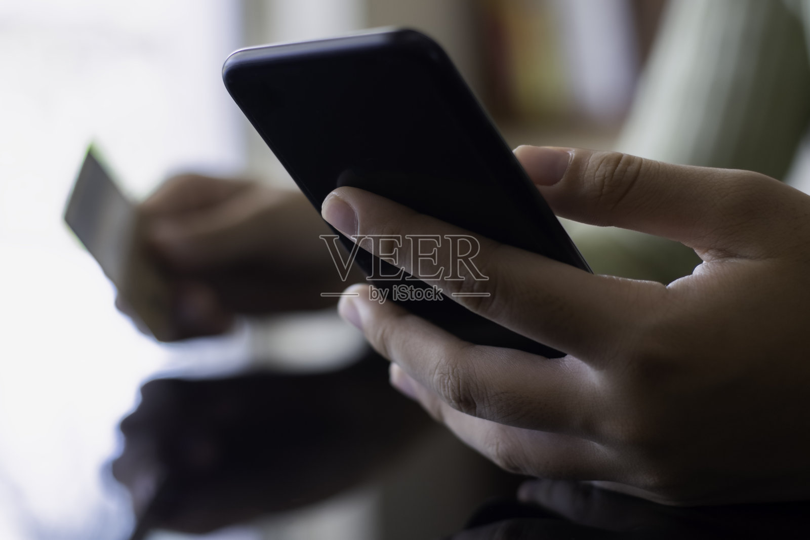 女性使用手机照片摄影图片