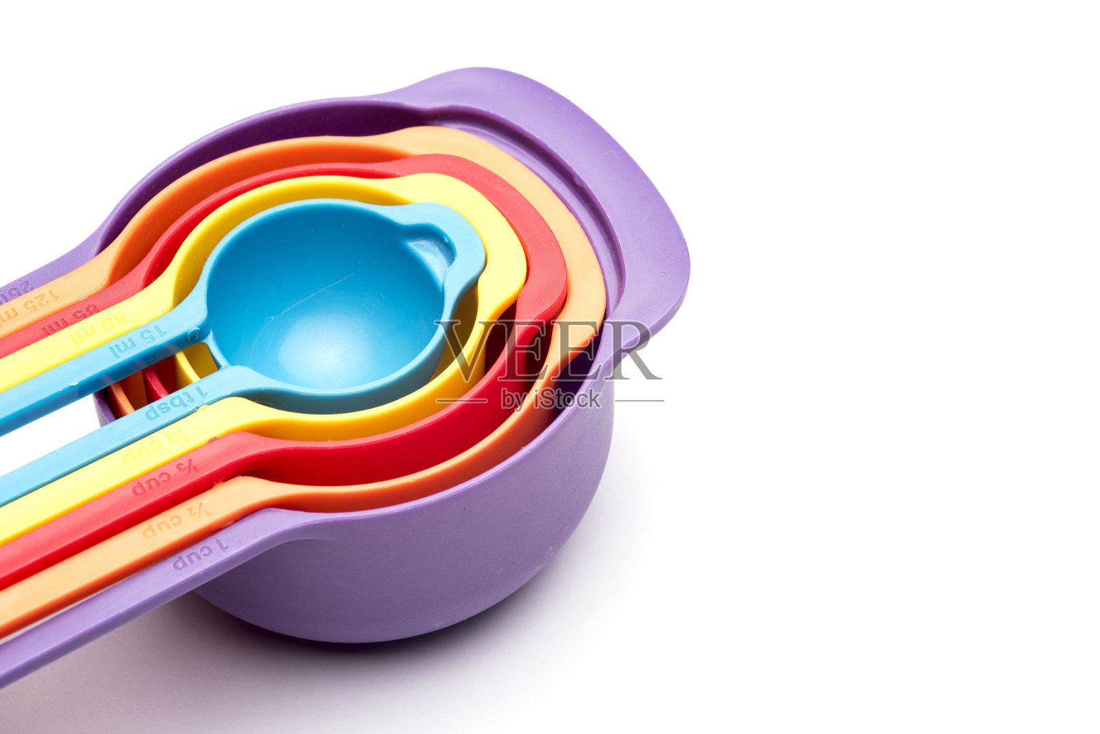 一组测量勺子的特写在一个白色的背景与阴影。照片摄影图片