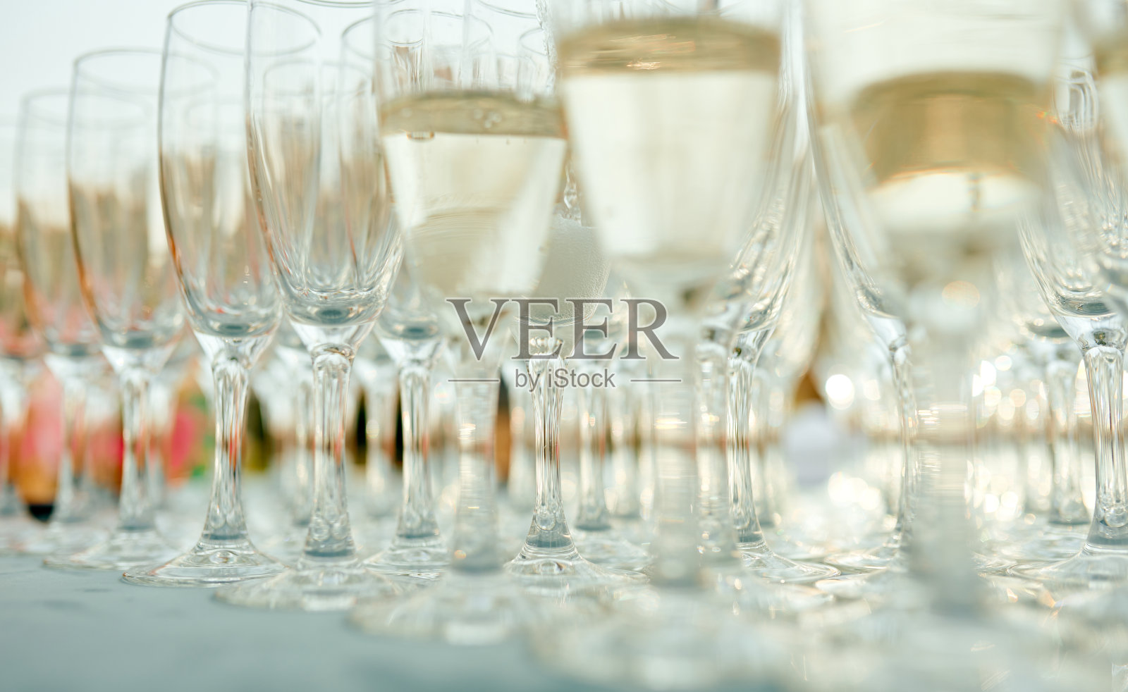 桌子上一排酒杯照片摄影图片