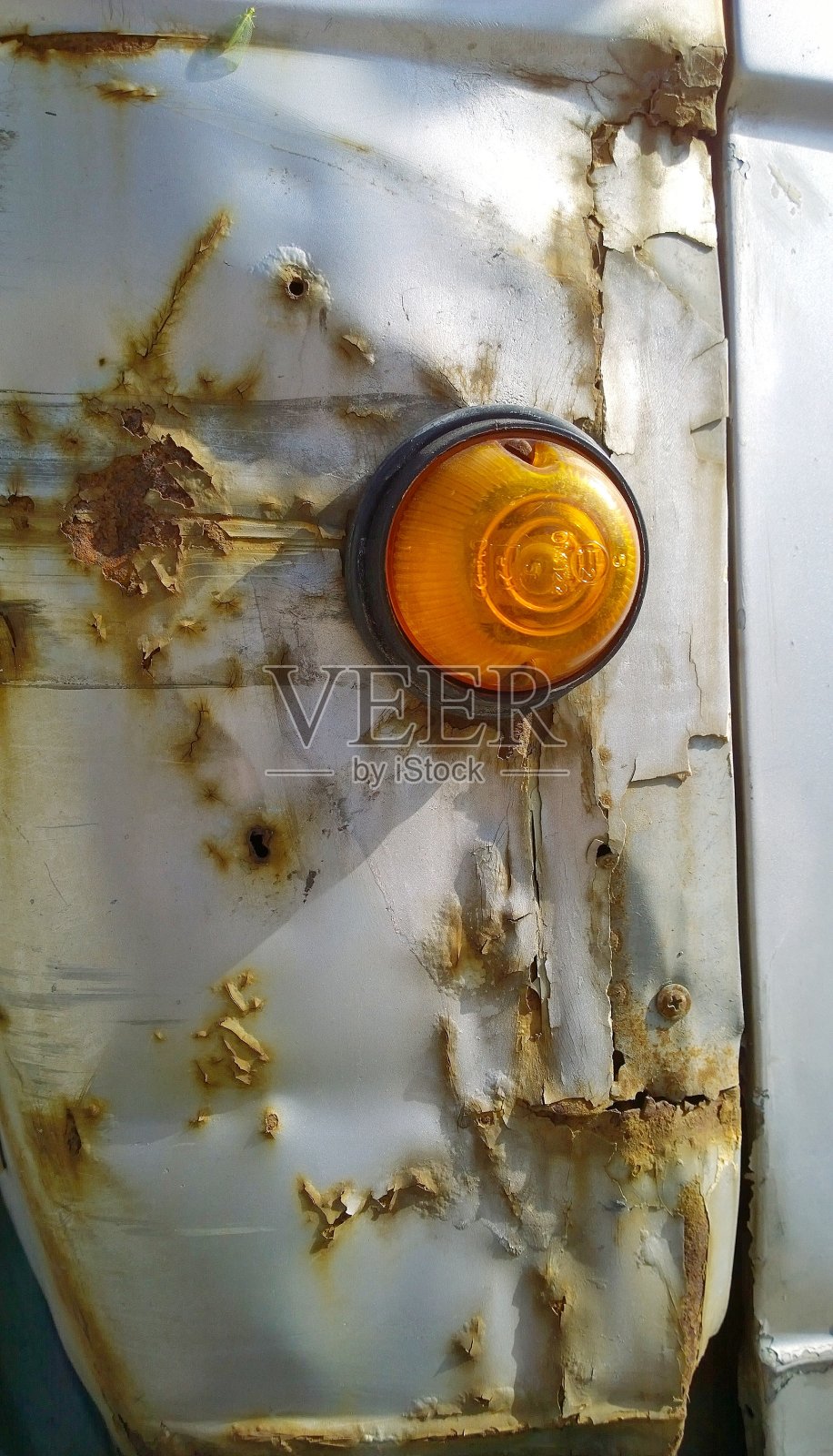 破旧、锈迹斑斑、带有前灯的卡车车身部分被毁。汽车有锈迹、缺陷和划痕。旧钢的金属薄板腐蚀。汽车车身。优质维修和服务理念。照片摄影图片