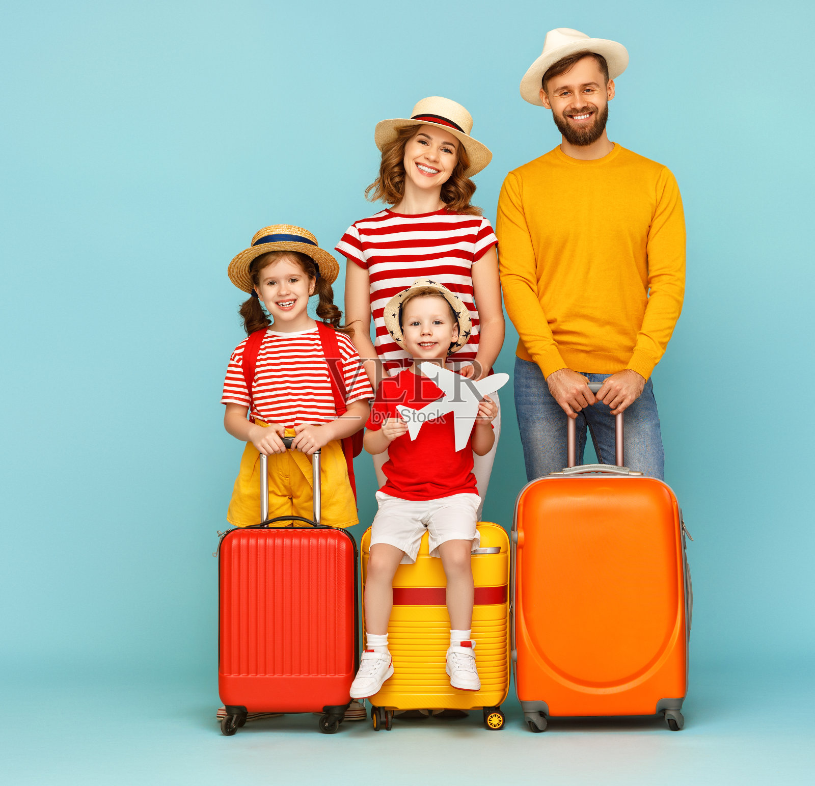 现代家庭准备好旅行了照片摄影图片