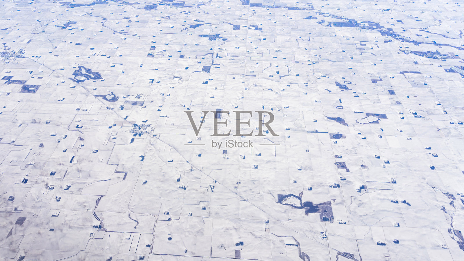 美国中部有许多白雪覆盖的小农场照片摄影图片