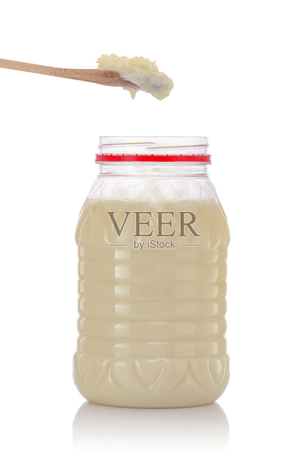 勺子和人造黄油罐照片摄影图片