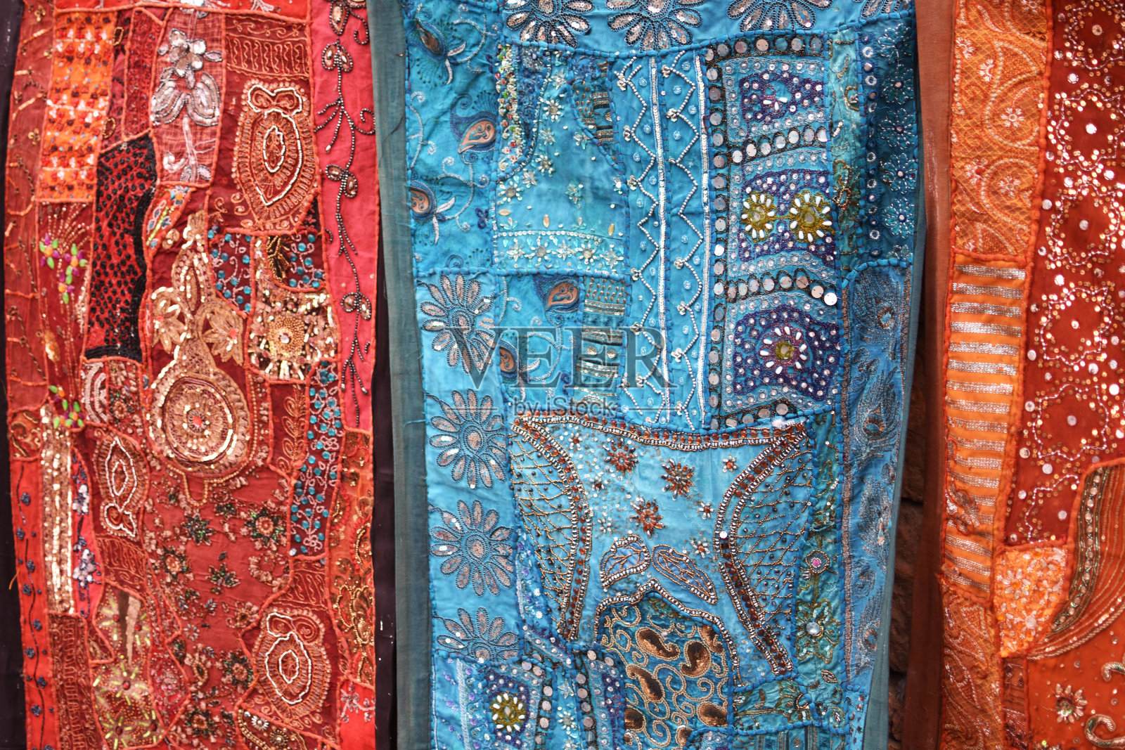 拉贾斯坦邦jaisalmer的手工艺品挂在路边的商店里照片摄影图片