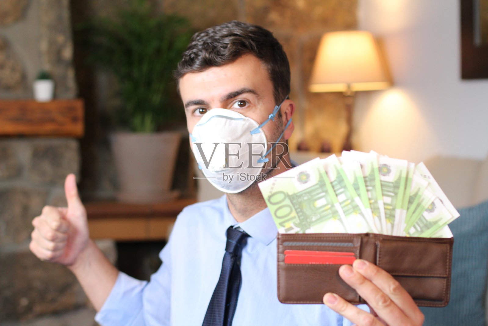 欧洲商人在大流行期间充满钱包照片摄影图片