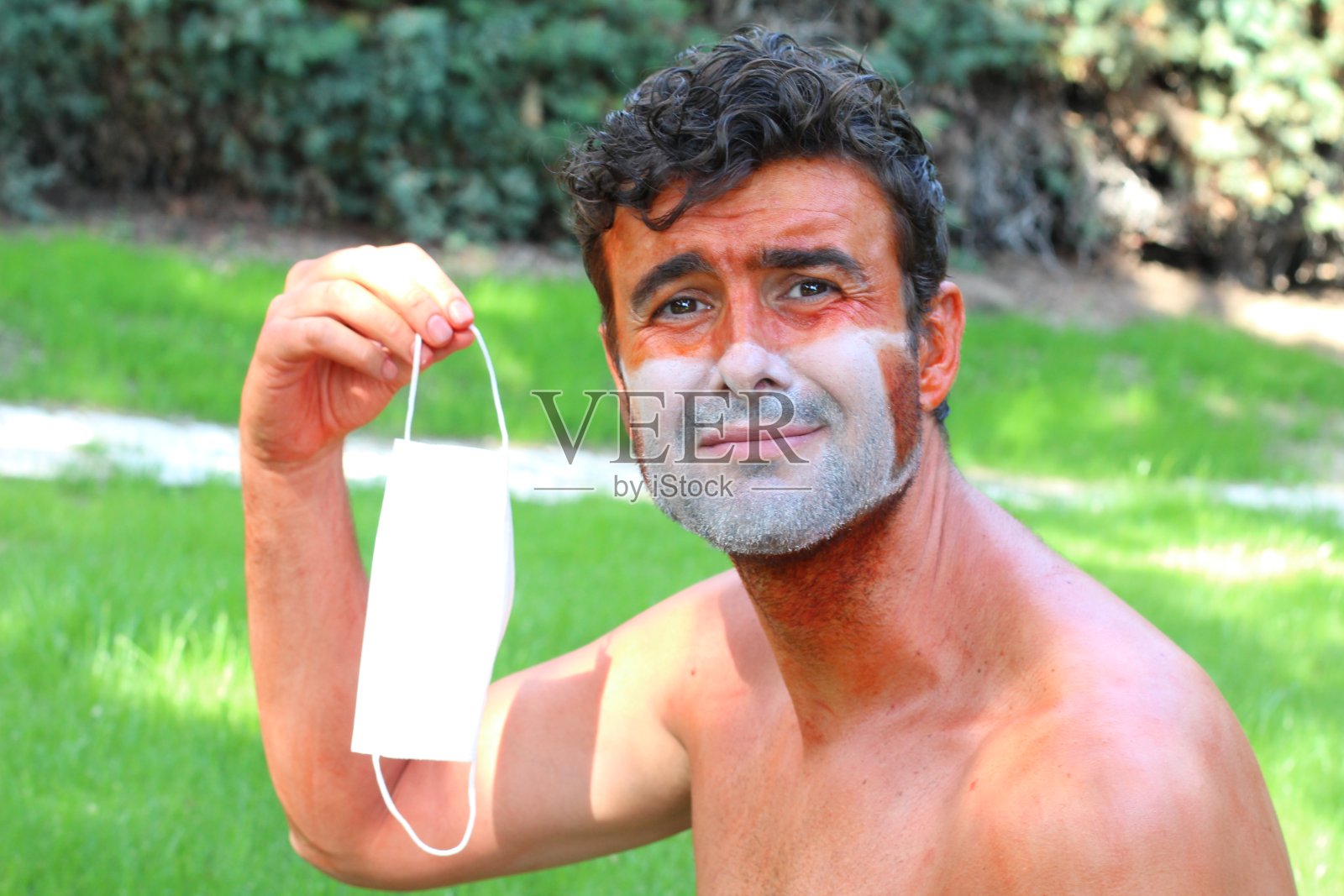 戴着医用口罩晒太阳的人照片摄影图片