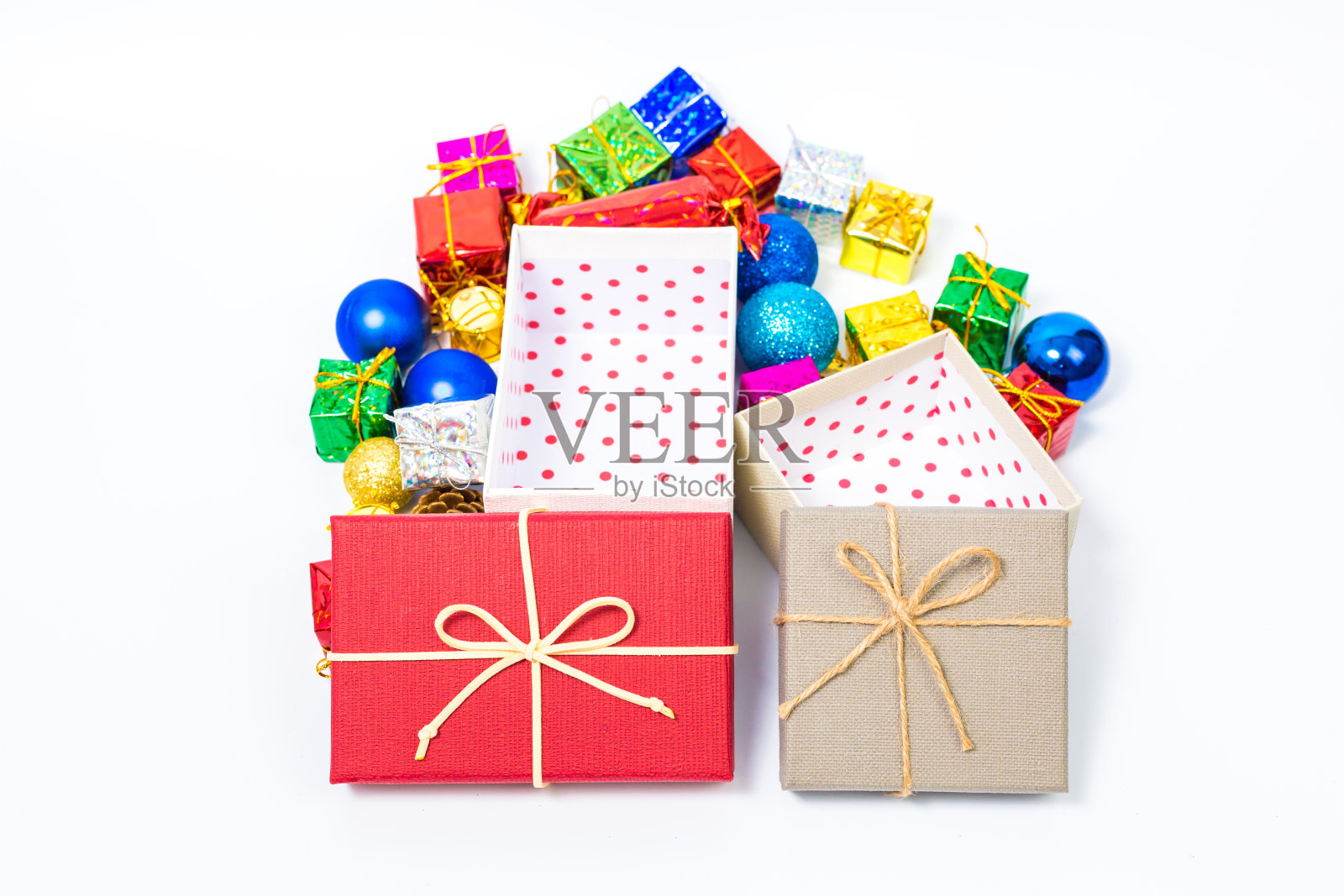 圣诞礼物盒的关闭与一些彩色纸和玩具照片摄影图片