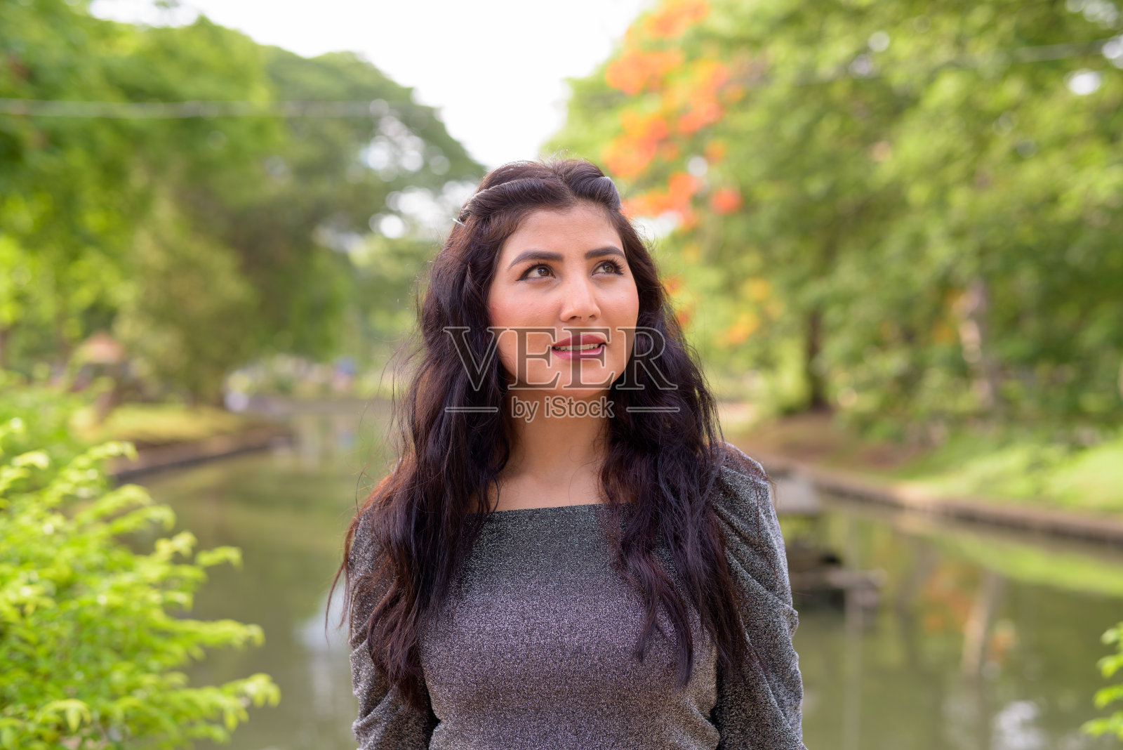 年轻美丽印度女人在户外公园思考照片摄影图片