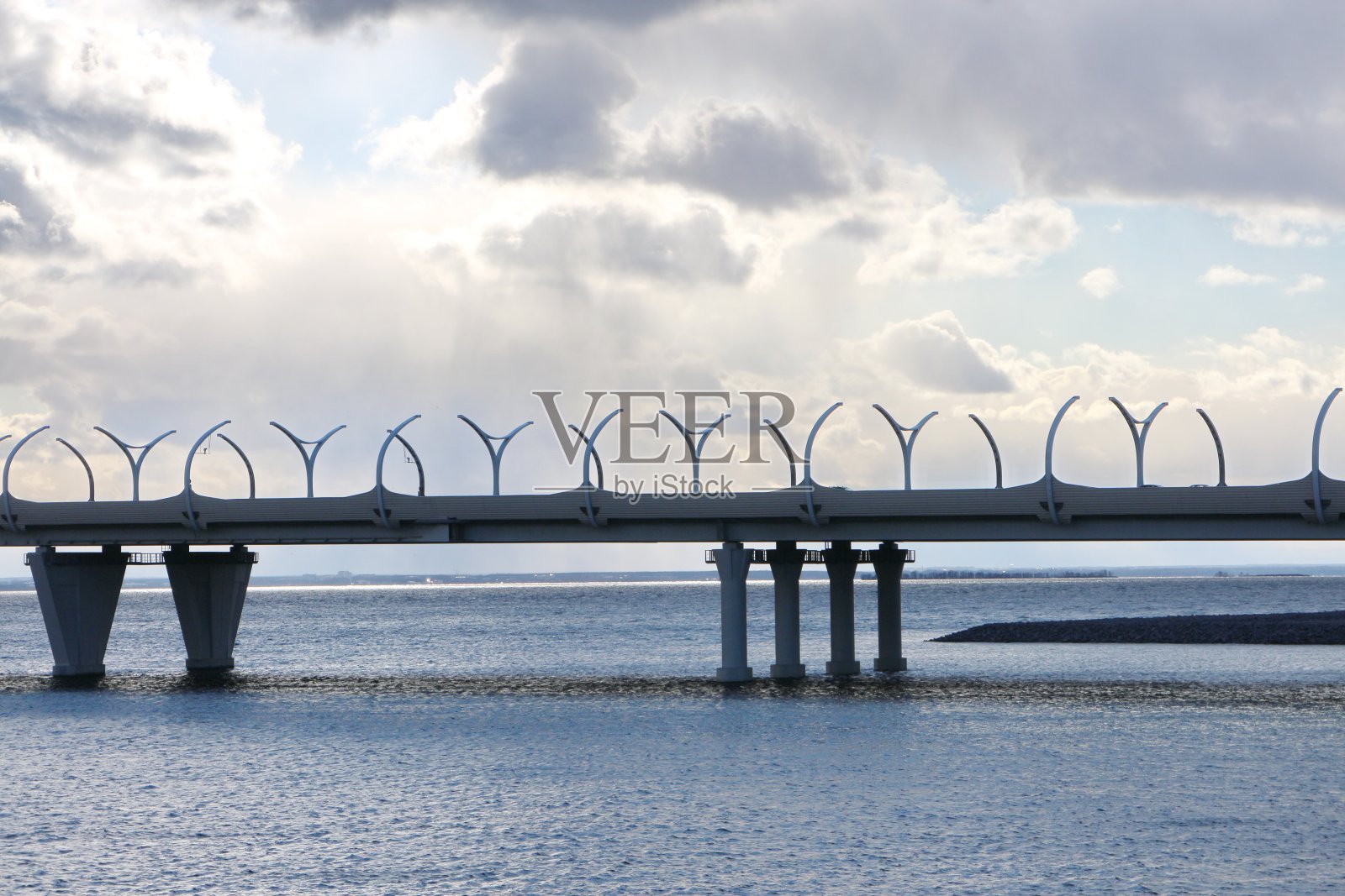 河上有一座巨大的汽车桥照片摄影图片