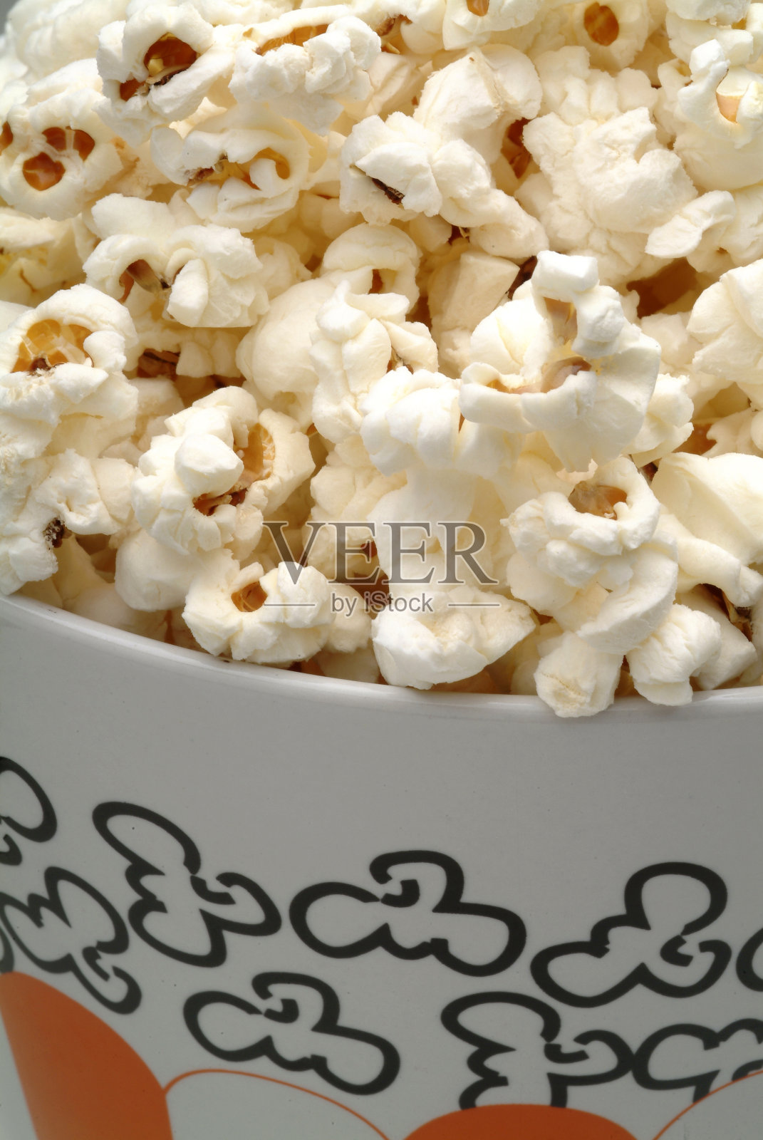 看电影、看电视、吃零食。照片摄影图片