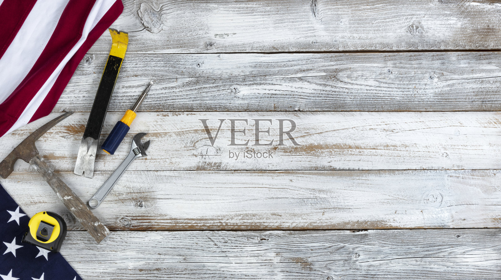 美国劳动节快乐的概念与国旗和工作工具在白色的乡村木制背景照片摄影图片
