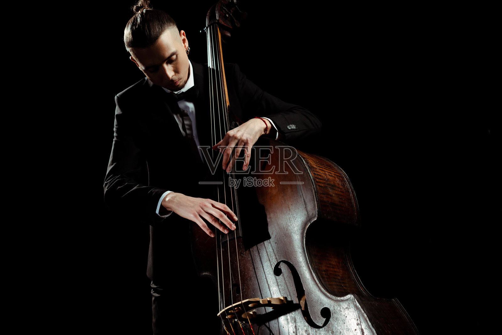 男音乐家在违禁品上演奏孤立的黑色照片摄影图片