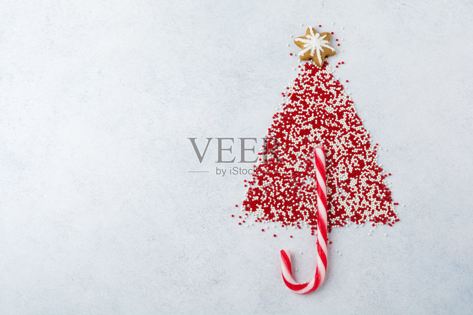 圣诞树糖果,姜饼和糖果的彩色粉末在轻石或混凝土背景。有选择性的重点。前视图。副本的空间。照片摄影图片