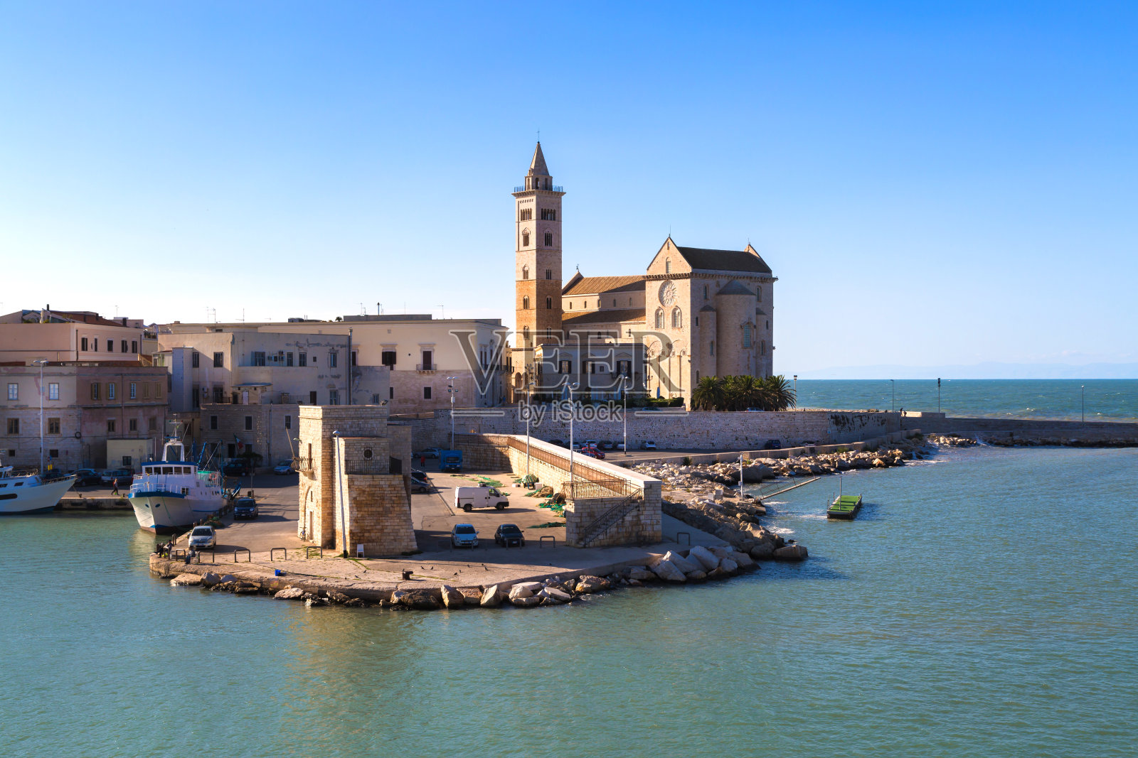 漂亮的堤岸上有房子和塔。海景照片摄影图片