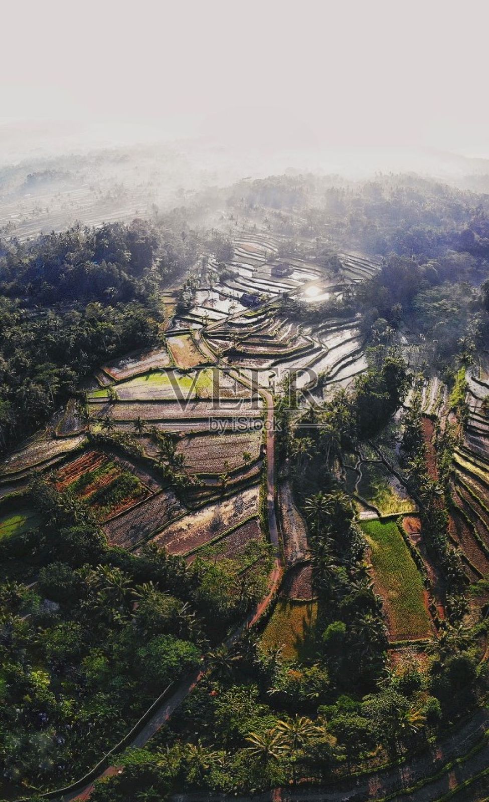 山谷上空多云的天空照片摄影图片