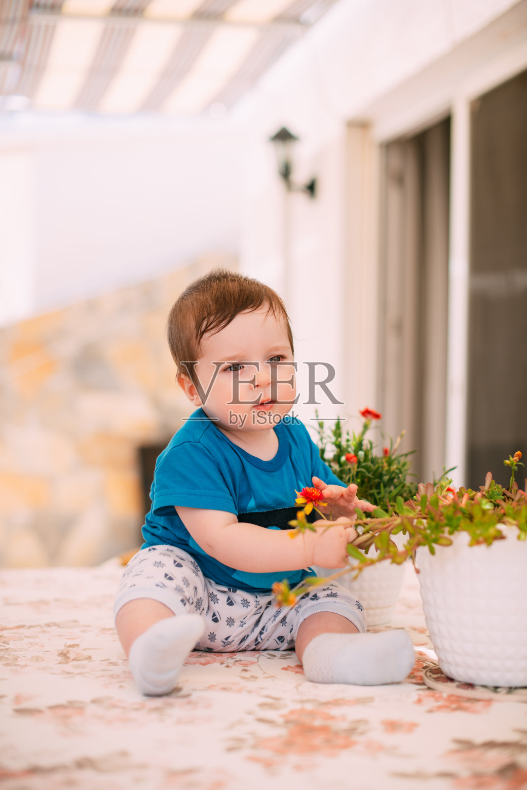 快乐的宝宝坐在阳台上照片摄影图片