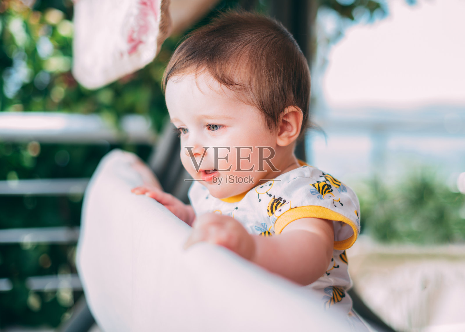 坐在阳台上的男婴照片摄影图片