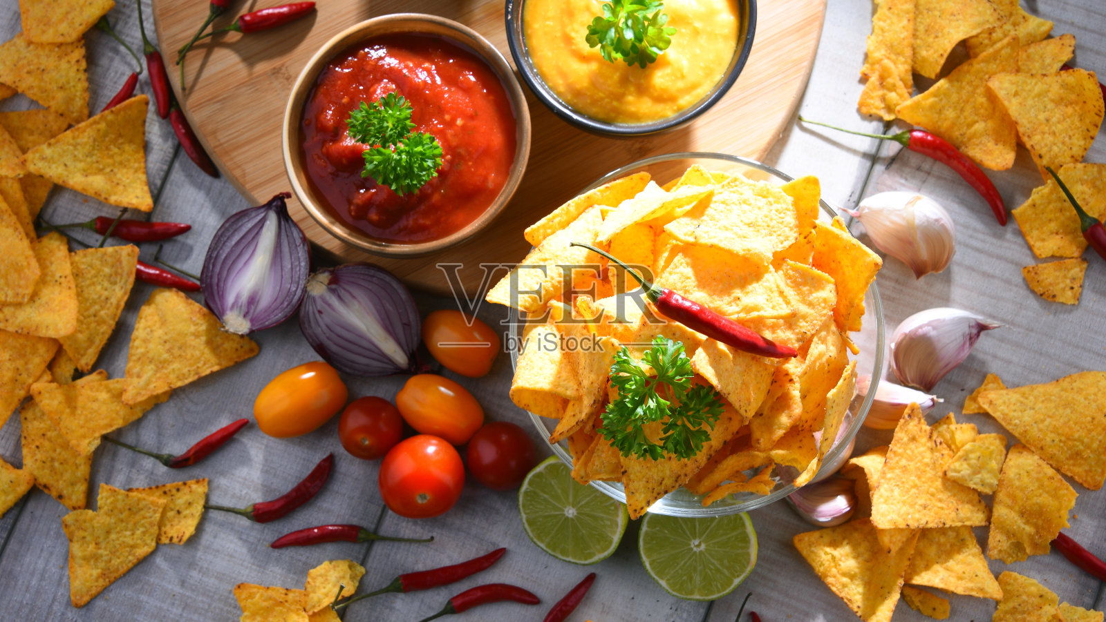 和一碗薯片组成。照片摄影图片