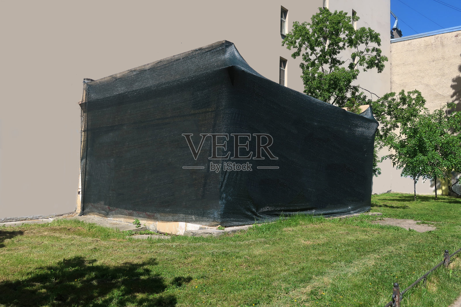 房屋的扩建部分用立面网封闭照片摄影图片