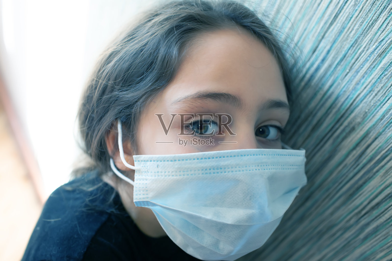 一个8岁女孩戴着医用面具的肖像照片摄影图片