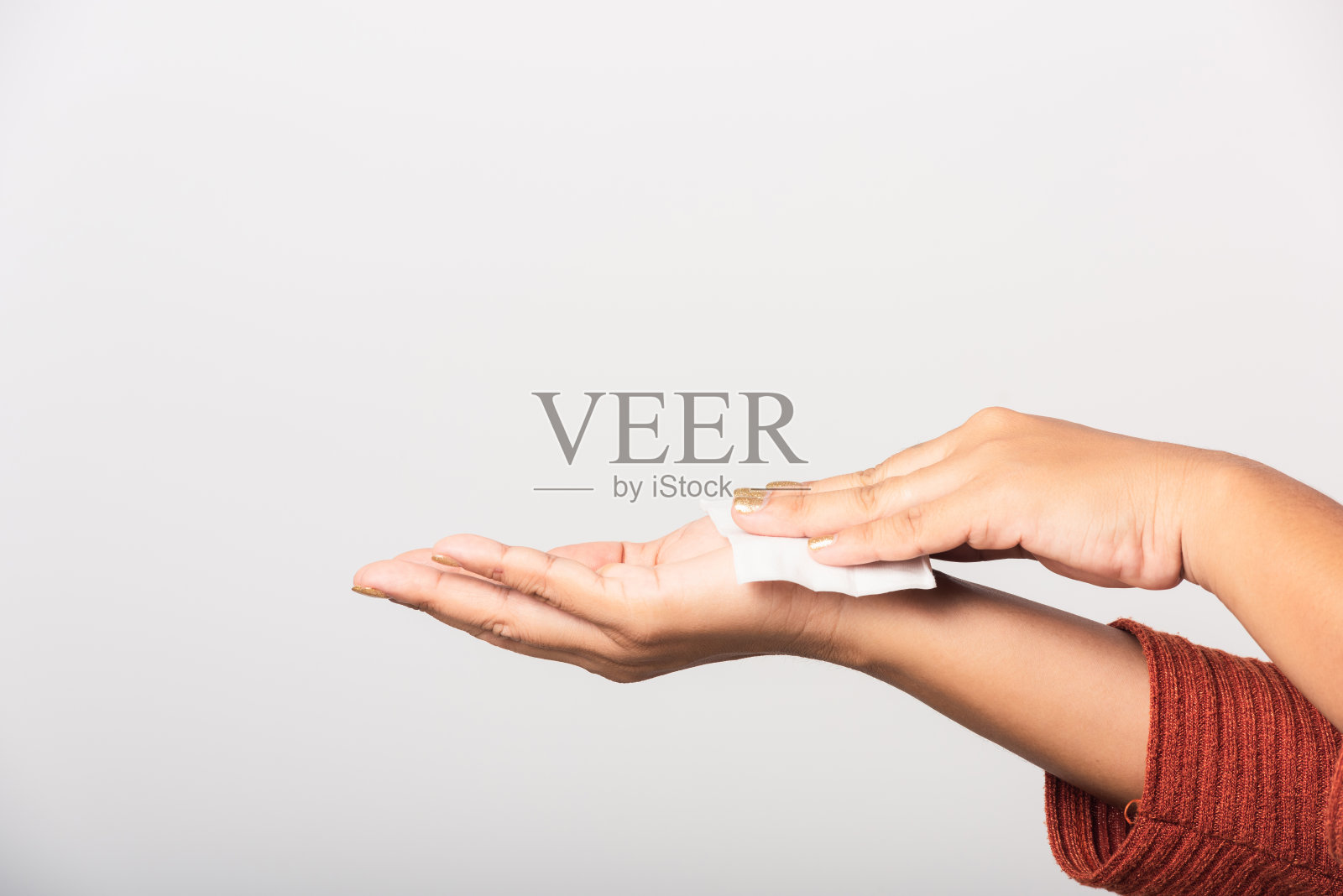 女人用湿纸巾擦拭她的手照片摄影图片