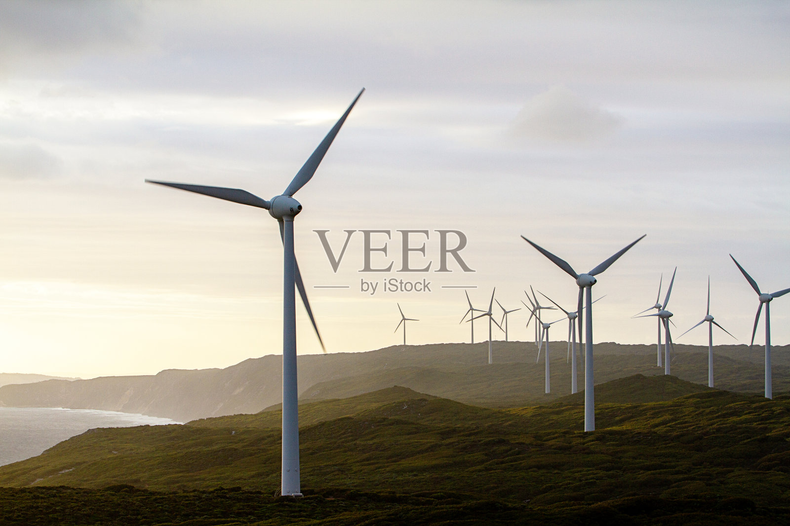 西澳大利亚的风力涡轮机日落照片摄影图片