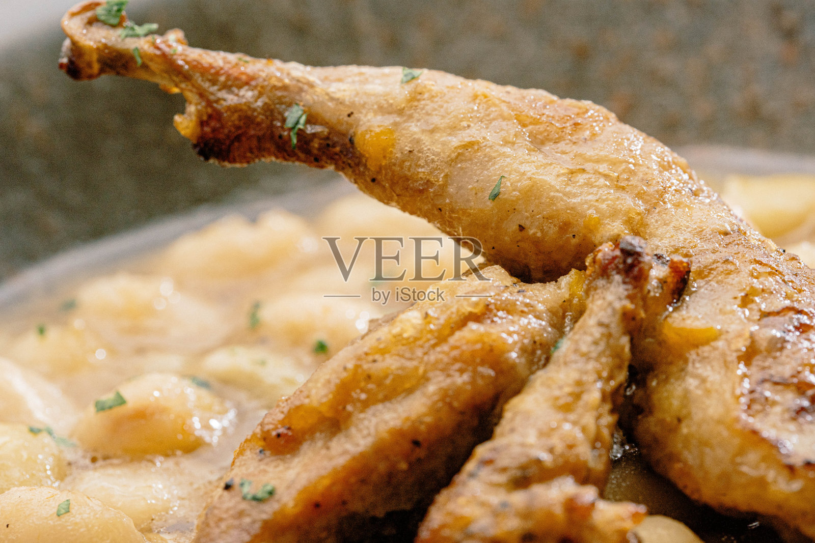 鸡翅配鹰嘴豆和肉汤照片摄影图片