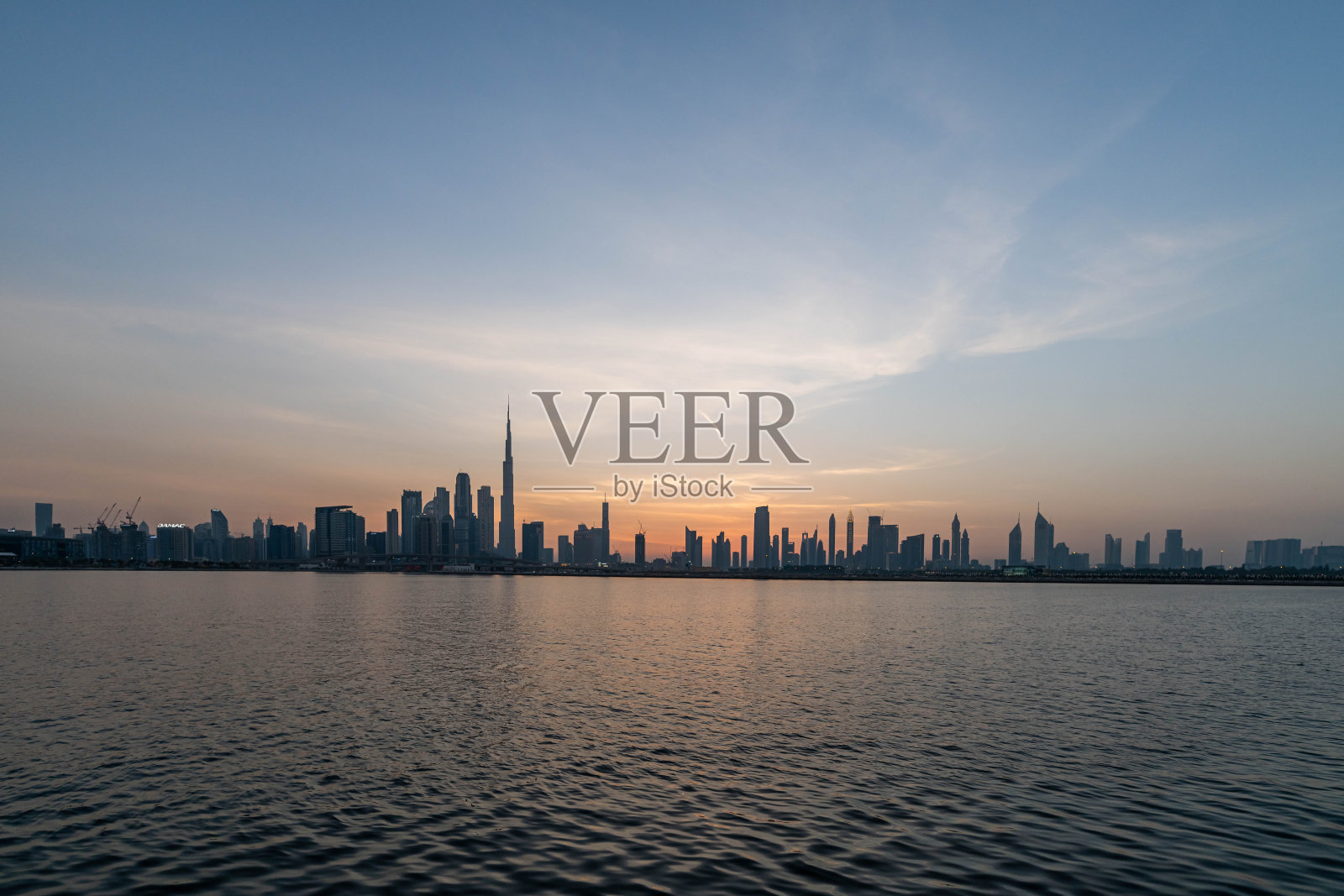 阿联酋迪拜市中心水边摩天大楼照片摄影图片