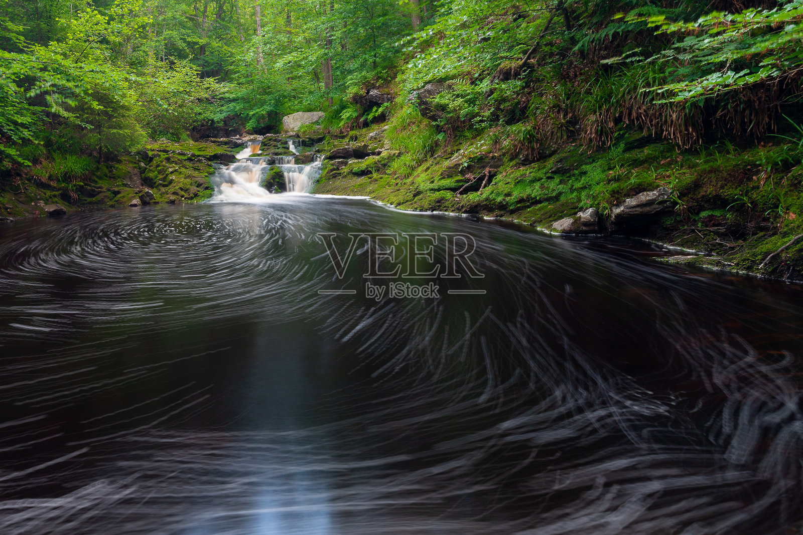 比利时阿登河Hoëgne是列日省一条充满瀑布的小河照片摄影图片