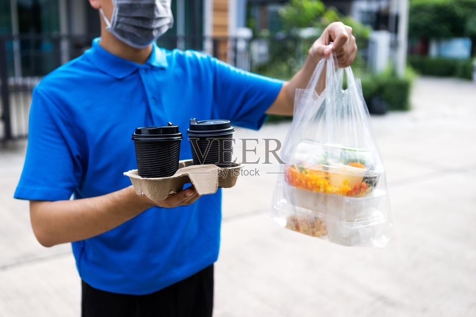 亚洲快递员将食品、水果、果汁和蔬菜送到客户家中-网上杂货店购物的服务理念照片摄影图片