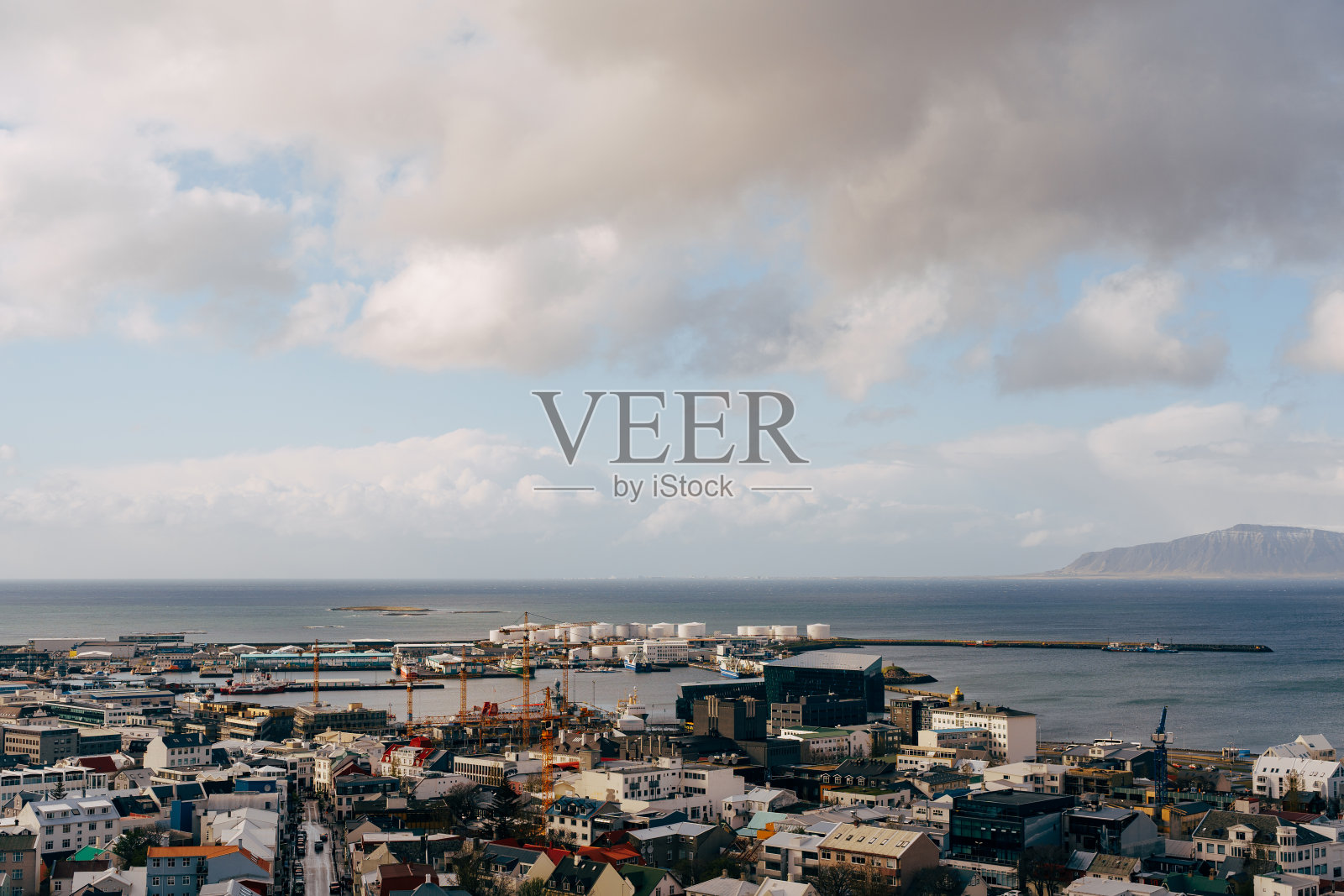 冰岛,雷克雅未克市,彩色房屋鸟瞰图照片摄影图片