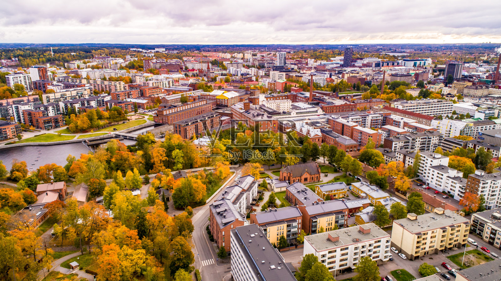 空中看秋天的坦佩雷市与五彩缤纷的树叶。芬兰照片摄影图片