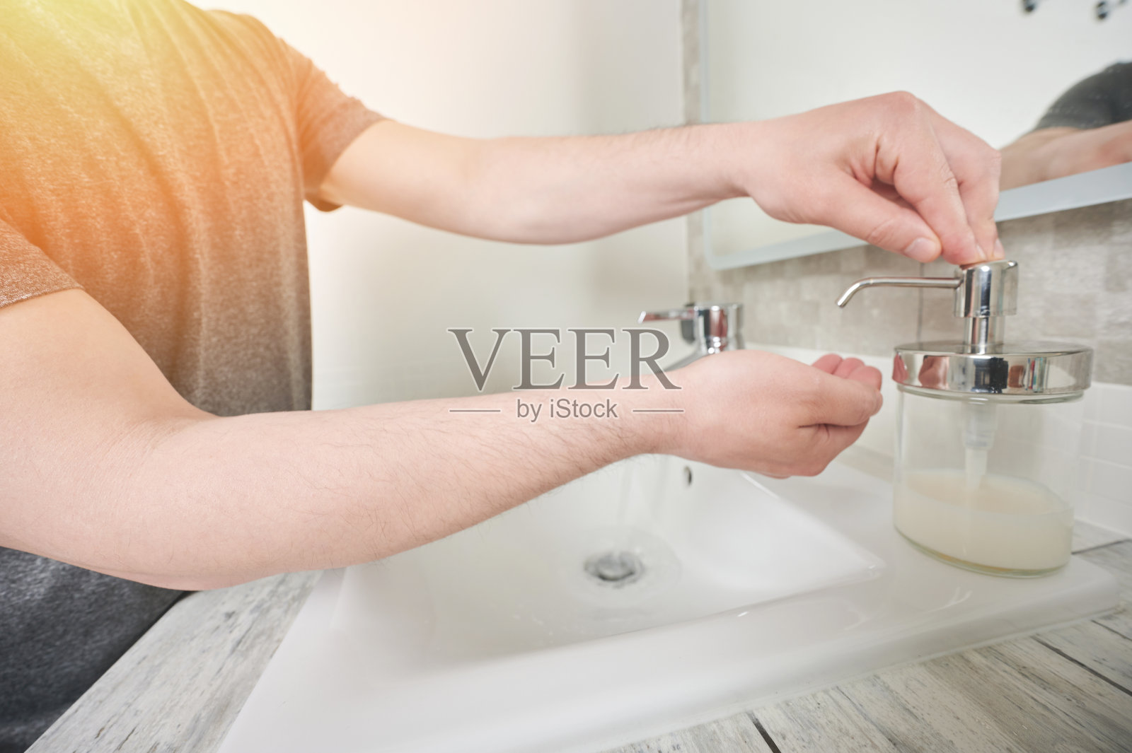 把肥皂倒在手上照片摄影图片