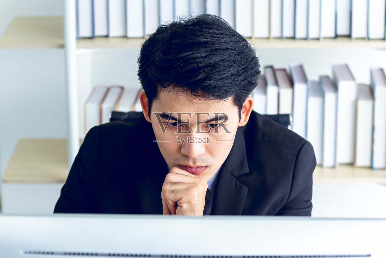 新冠肺炎对商业利益的影响,使青年企业家的形象受到压力照片摄影图片