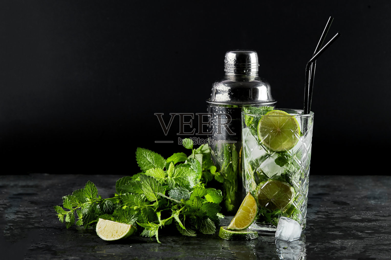 夏日清爽经典莫吉托鸡尾酒。配料:青柠、薄荷、蔗糖、冰。振动器,过滤器。古巴国家喝。照片摄影图片