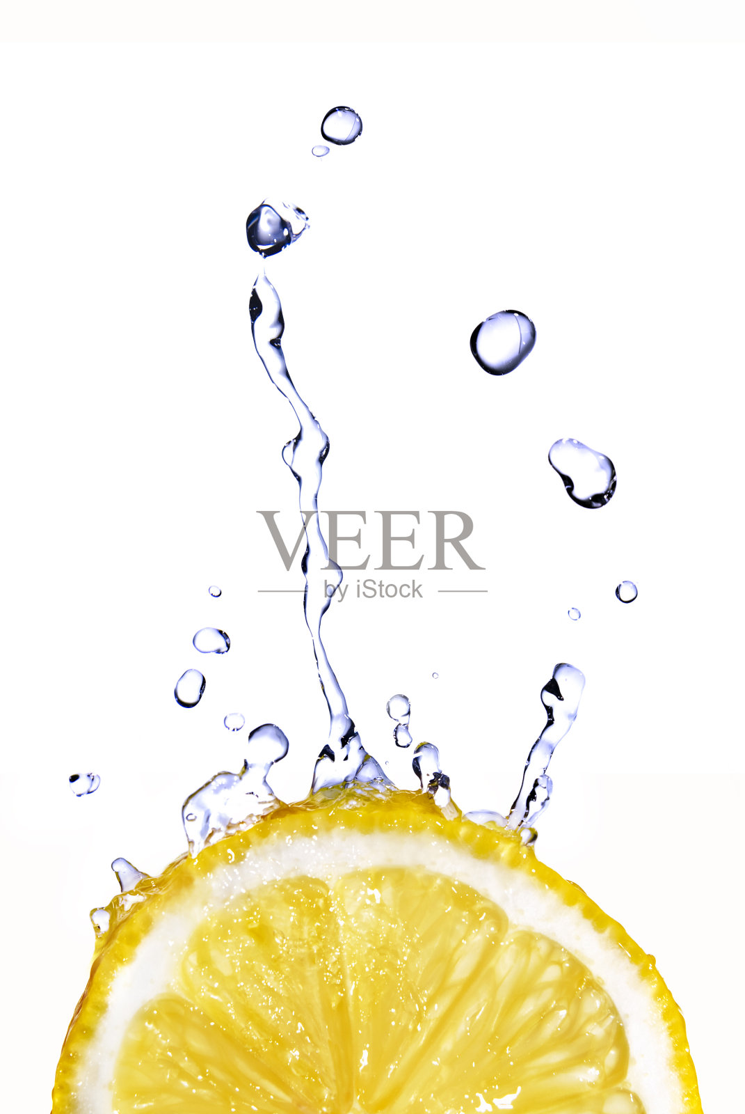 新鲜的水滴在柠檬上孤立的白色照片摄影图片