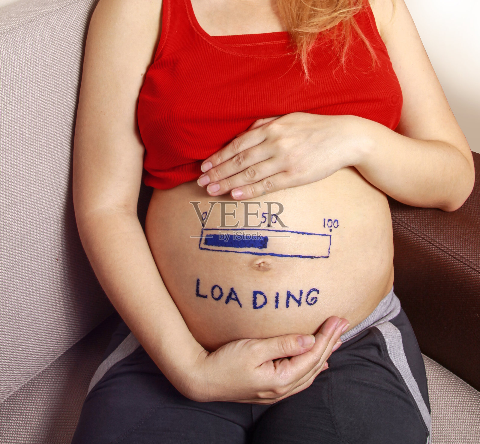 怀上了大肚子,上面还有图案。百分之五十的负荷。怀孕已经完成了一半。库存图片照片摄影图片