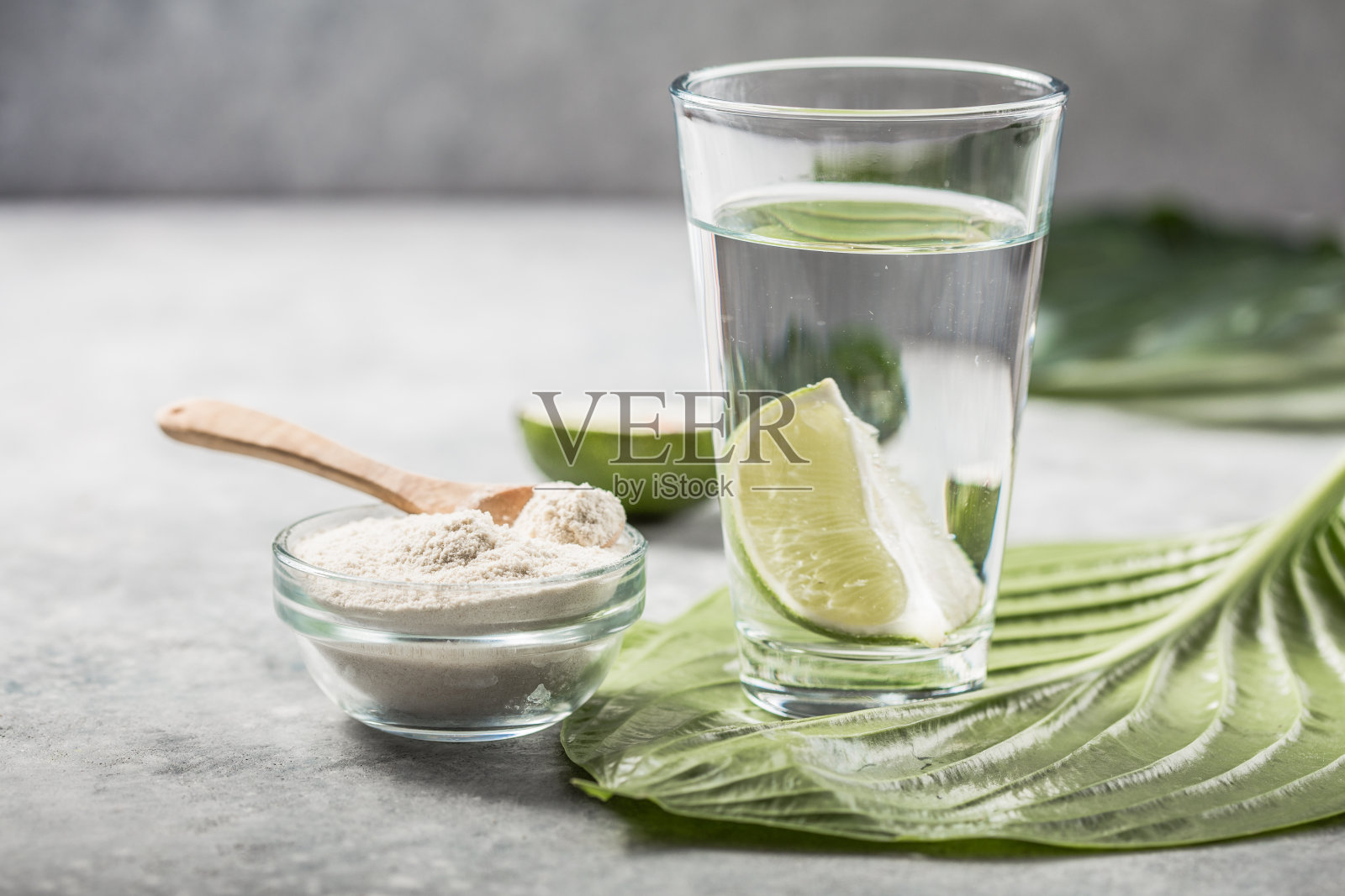 胶原蛋白粉、水、石灰片;维生素C。胶原蛋白补充剂可以改善皮肤健康,减少皱纹和干燥。照片摄影图片