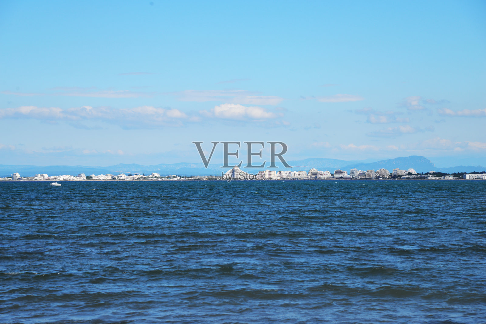 La Grande-Motte。法国南部著名的海滨胜地,靠近蒙彼利埃。从Le Grau-du-Roi那边看。照片摄影图片