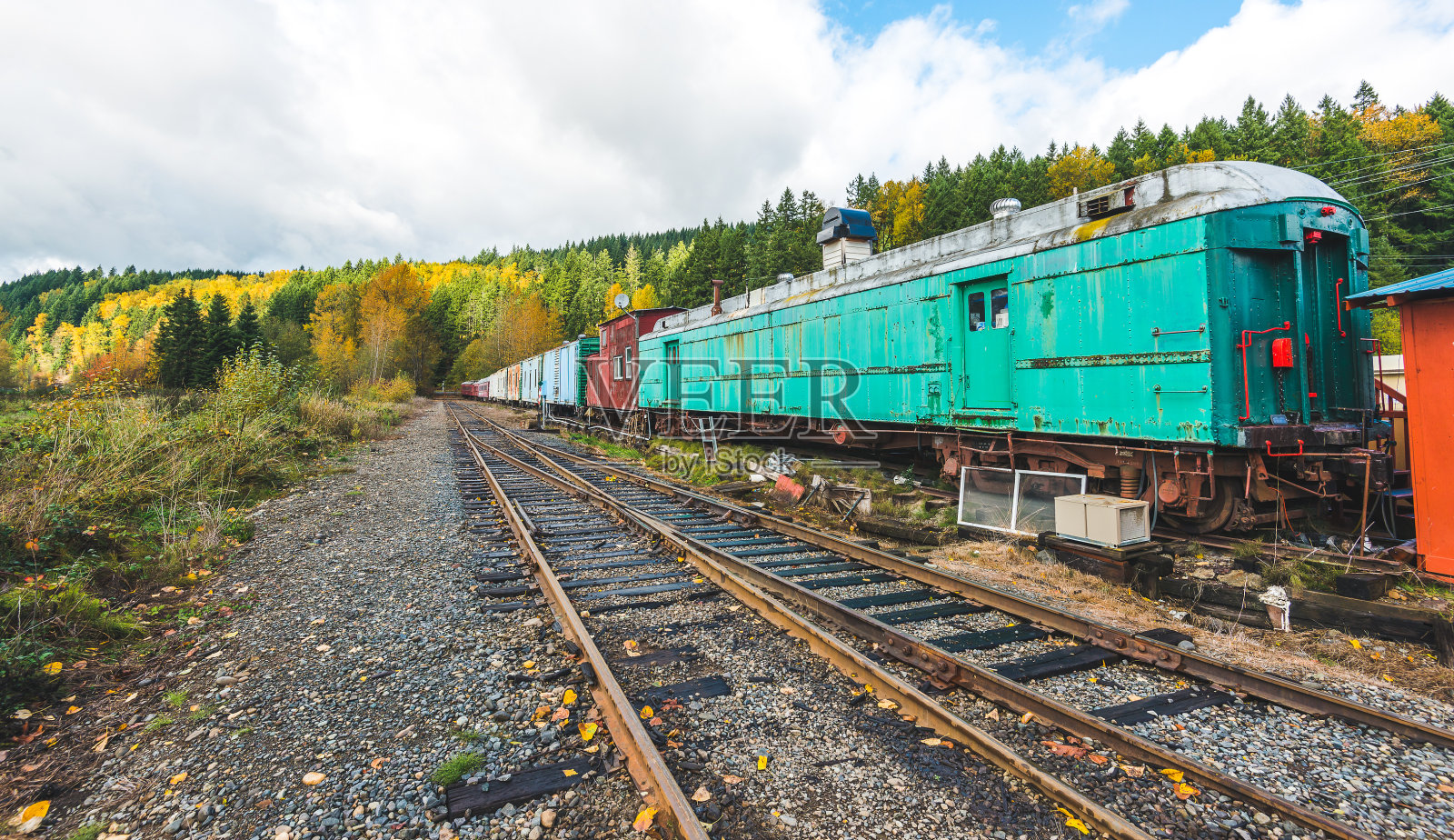 铁路和多彩的火车在秋天季节,雷尼尔山国家公园,易北,美国华盛顿。照片摄影图片