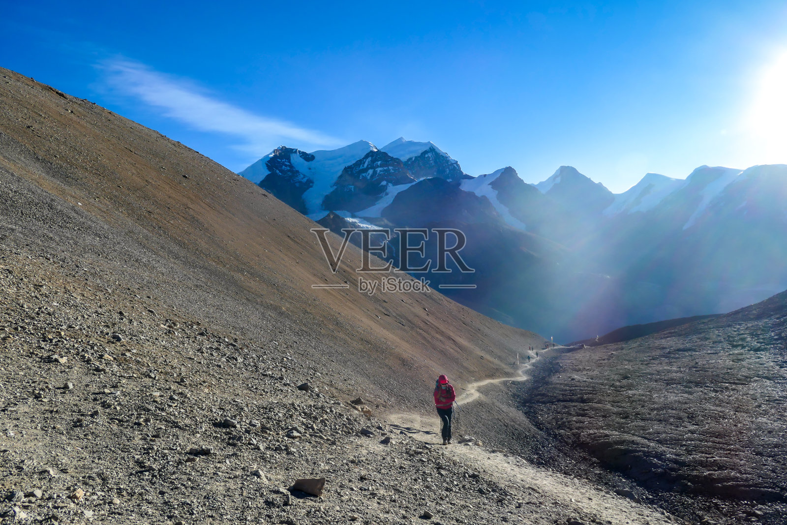 一个女人走到喜马拉雅山口的顶端照片摄影图片