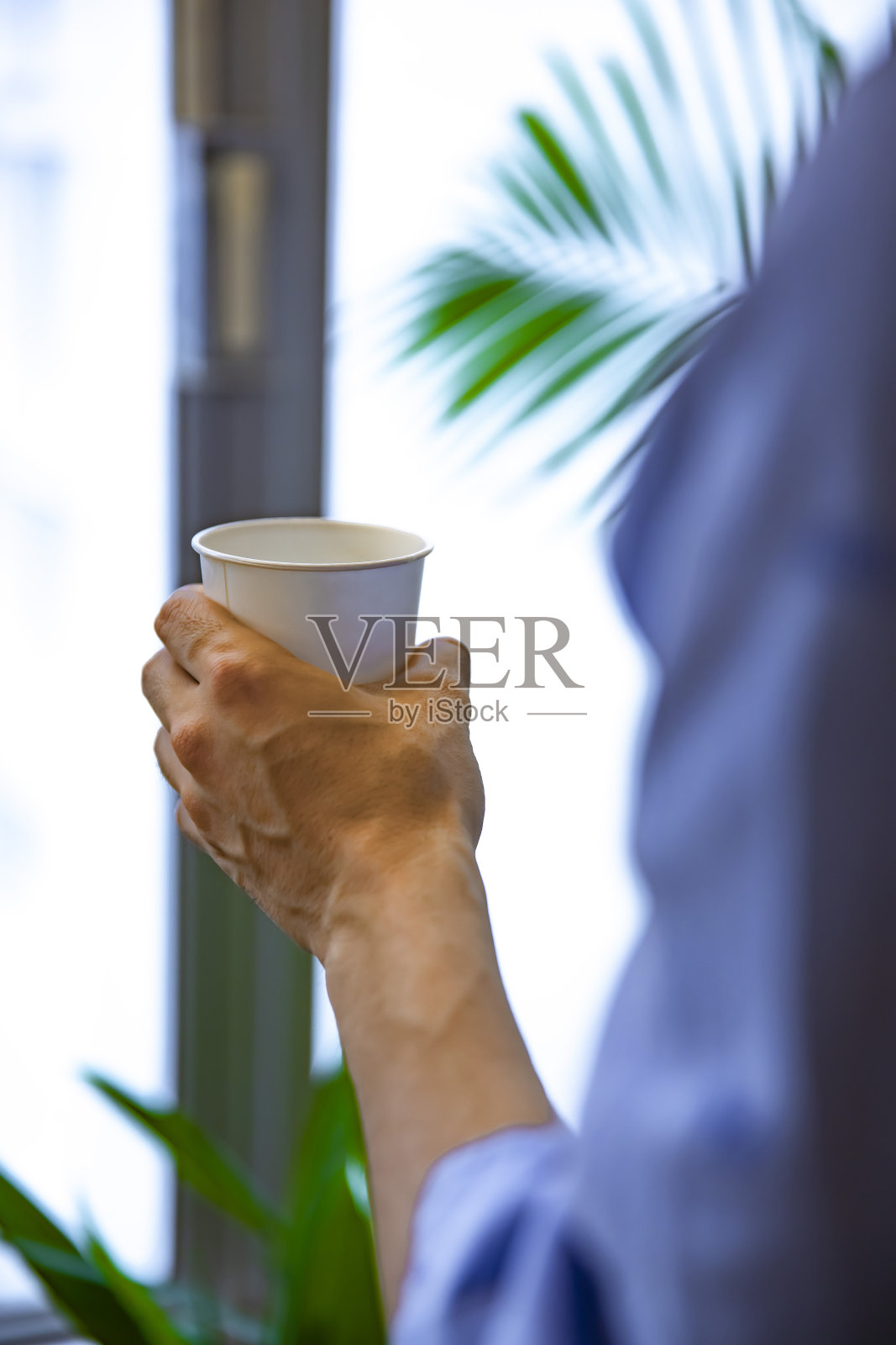 左手在办公室喝杯茶照片摄影图片