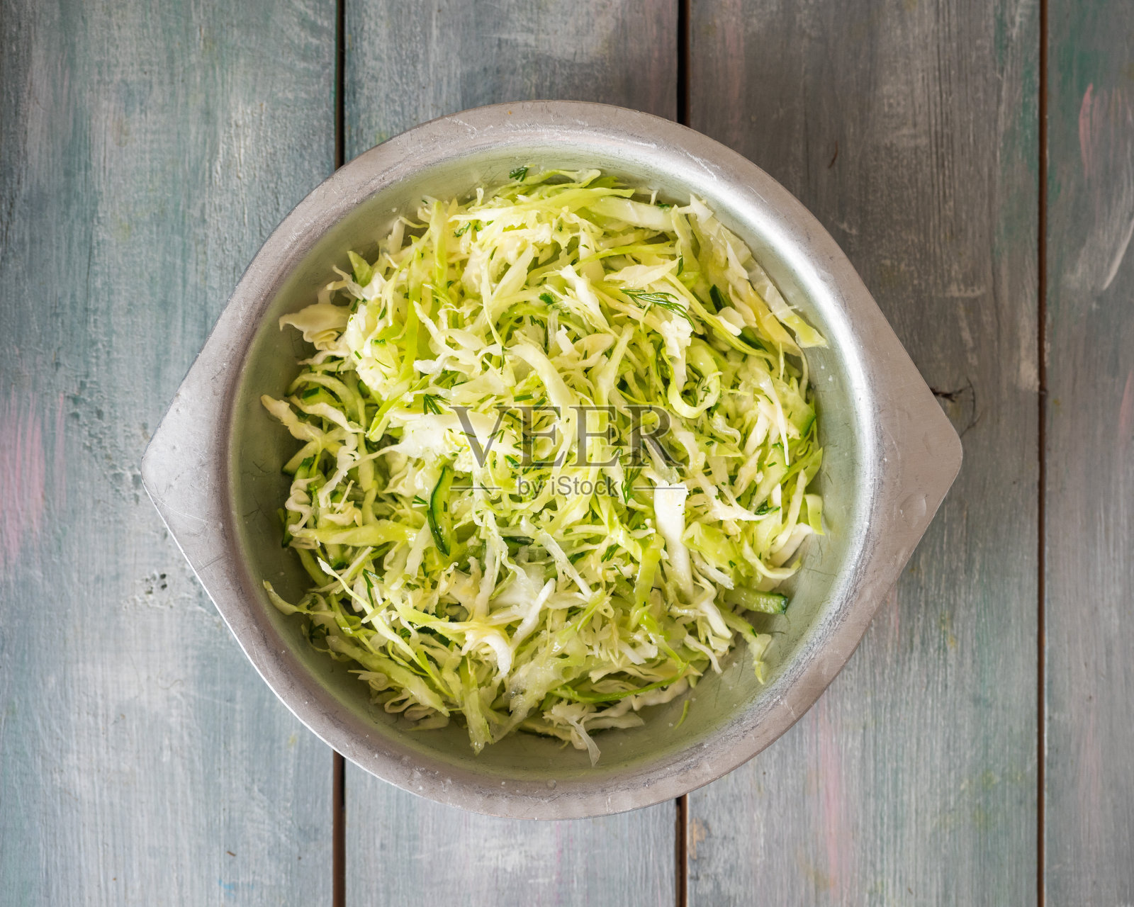 新鲜蔬菜沙拉,白卷心菜和黄瓜放在铝盘里照片摄影图片