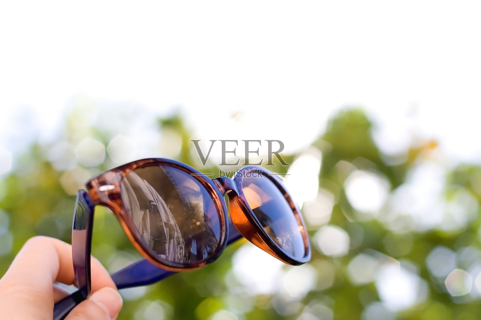 持有太阳镜照片摄影图片