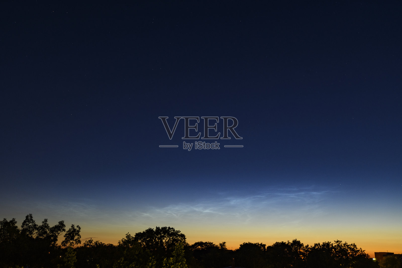 夜光云或夜晚闪亮的云在黑暗的夜空照片摄影图片