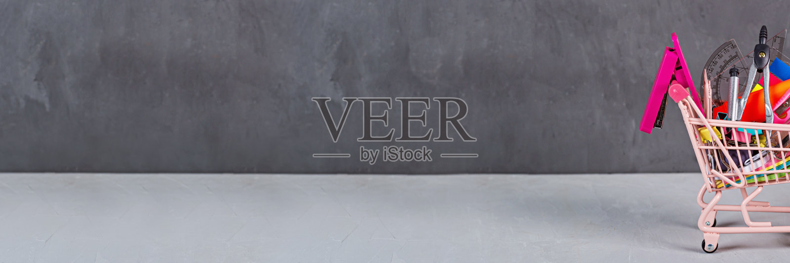 带着购物车回到学校。收集学习用品。教育的概念。复制空间,模型,模板照片摄影图片