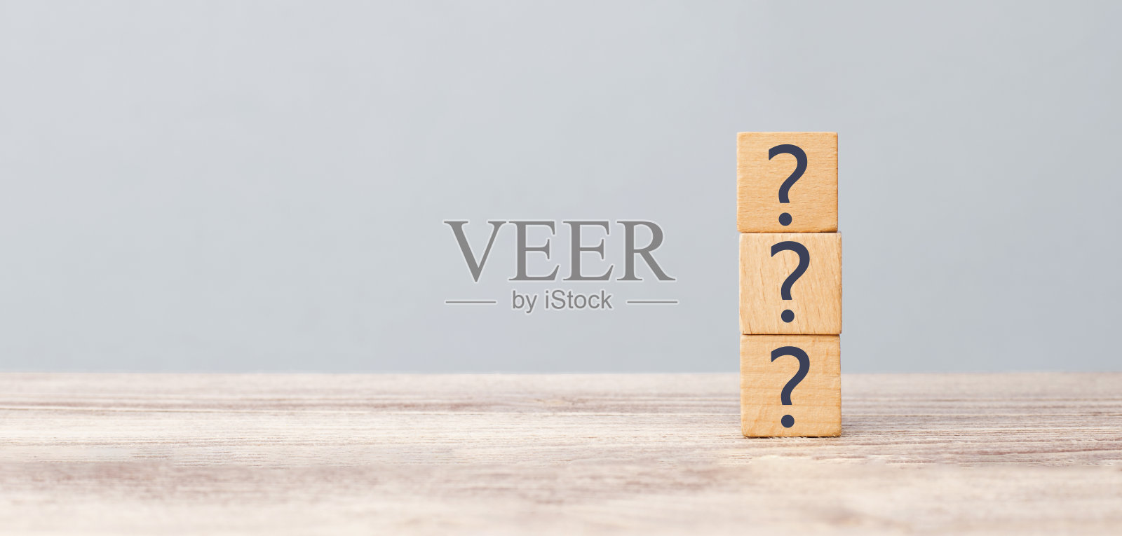 表格上的问号写在立方体上的一行中。常见问题概念照片摄影图片