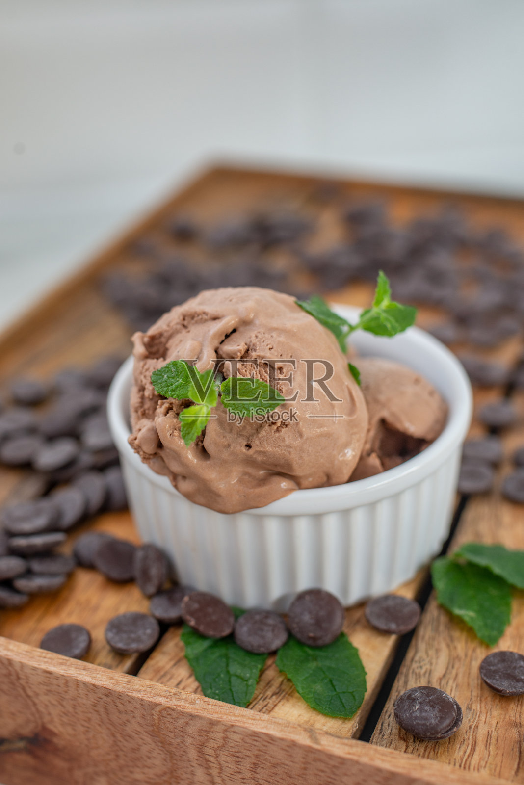 黑巧克力冰淇淋照片摄影图片