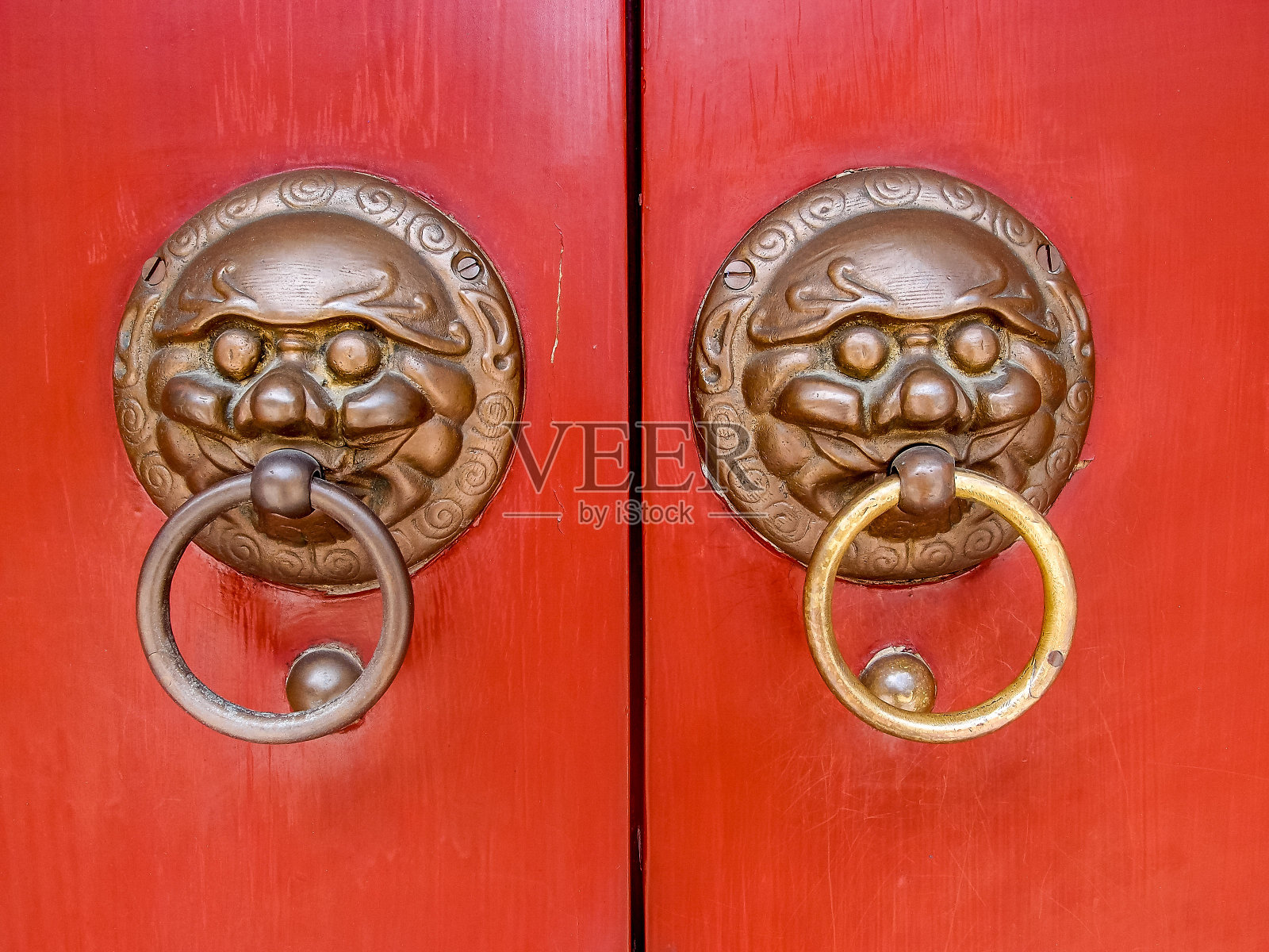 大门上的中国狮头门环。照片摄影图片