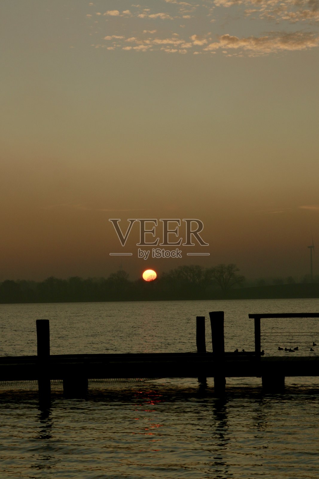 日出时分的湖泊照片摄影图片